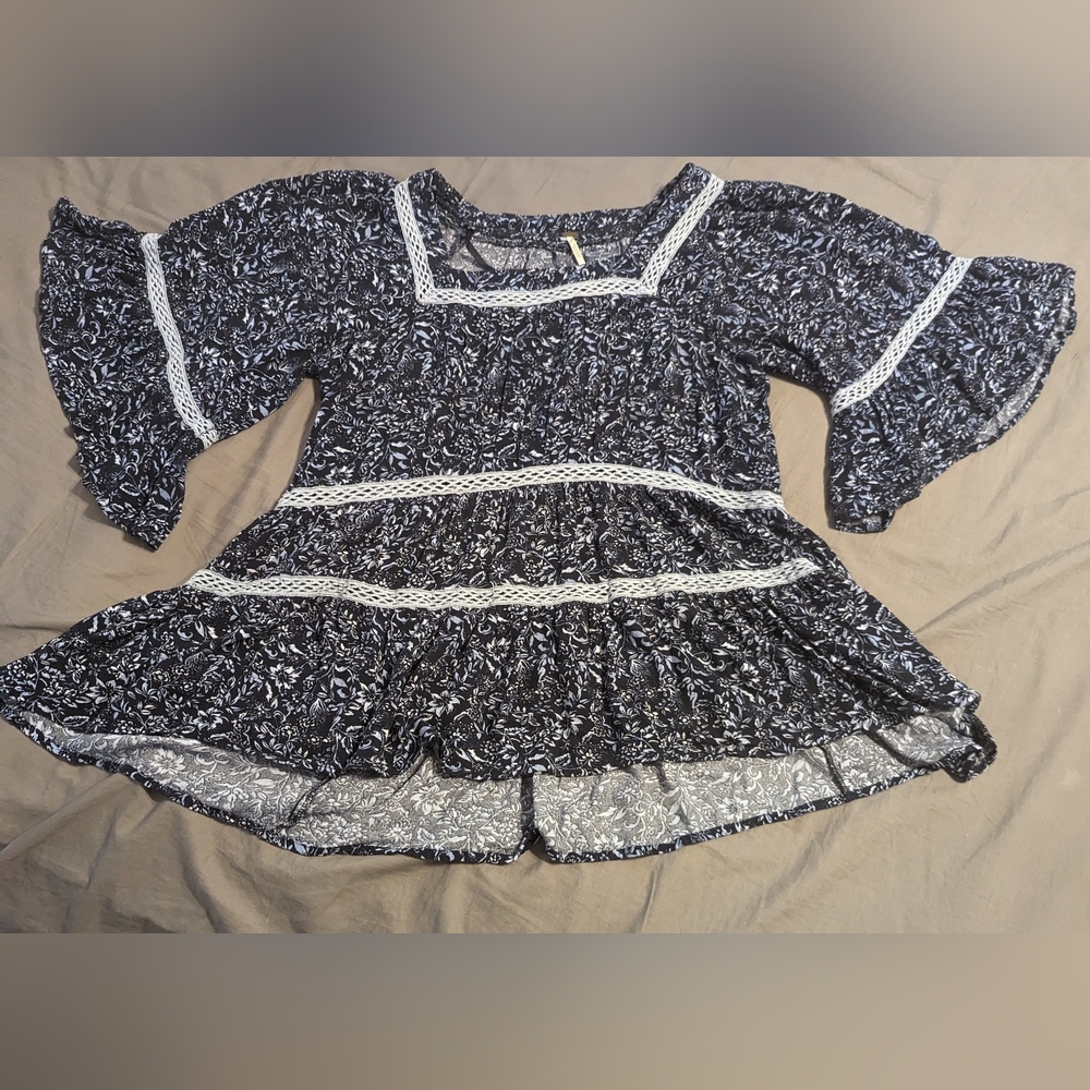 Free people blue floral and lace blouse Sz: XS
